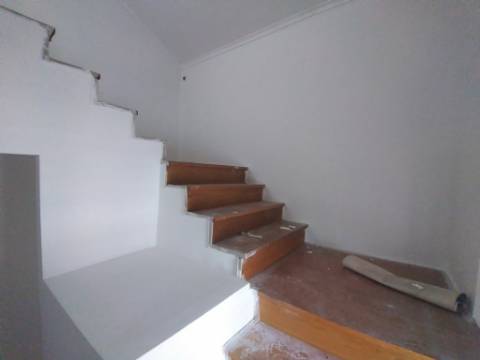 Moradia T6+1 com logradouro | BI-FAMILIAR | Totalmente remodelada | Albarraque