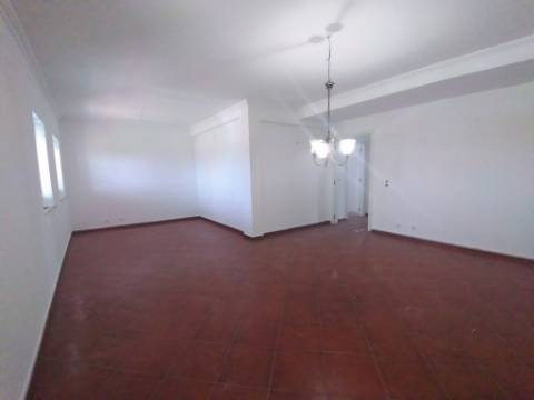 Moradia T6+1 com logradouro | BI-FAMILIAR | Totalmente remodelada | Albarraque