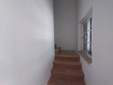 Moradia T6+1 com logradouro | BI-FAMILIAR | Totalmente remodelada | Albarraque