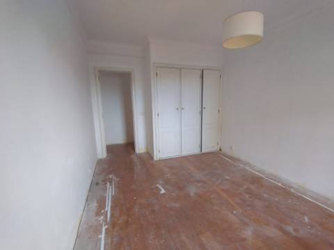 Moradia T6+1 com logradouro | BI-FAMILIAR | Totalmente remodelada | Albarraque