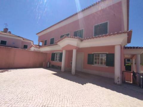 Moradia T6+1 com logradouro | BI-FAMILIAR | Totalmente remodelada | Albarraque