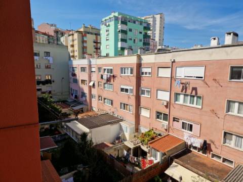 APARTAMENTO | TOTALMENTE REMODELADO | PONTINHA | T3 | 2 MINUTOS A PÉ DO METRO