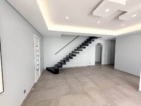Moradia Moderna T6 em Castro Marim - Conforto, Espaço e Qualidade de Vida