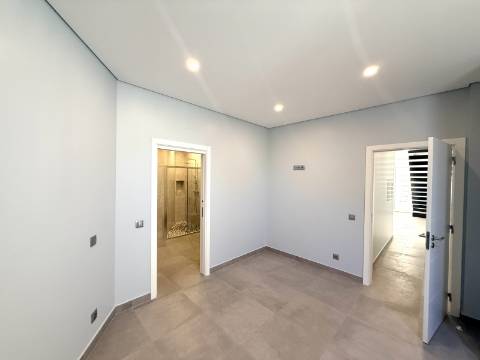 Moradia Moderna T6 em Castro Marim - Conforto, Espaço e Qualidade de Vida
