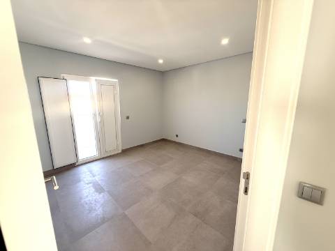 Moradia Moderna T6 em Castro Marim - Conforto, Espaço e Qualidade de Vida