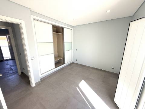 Moradia Moderna T6 em Castro Marim - Conforto, Espaço e Qualidade de Vida