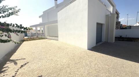Moradia nova de Luxo T4 com Piscina em Castro Marim