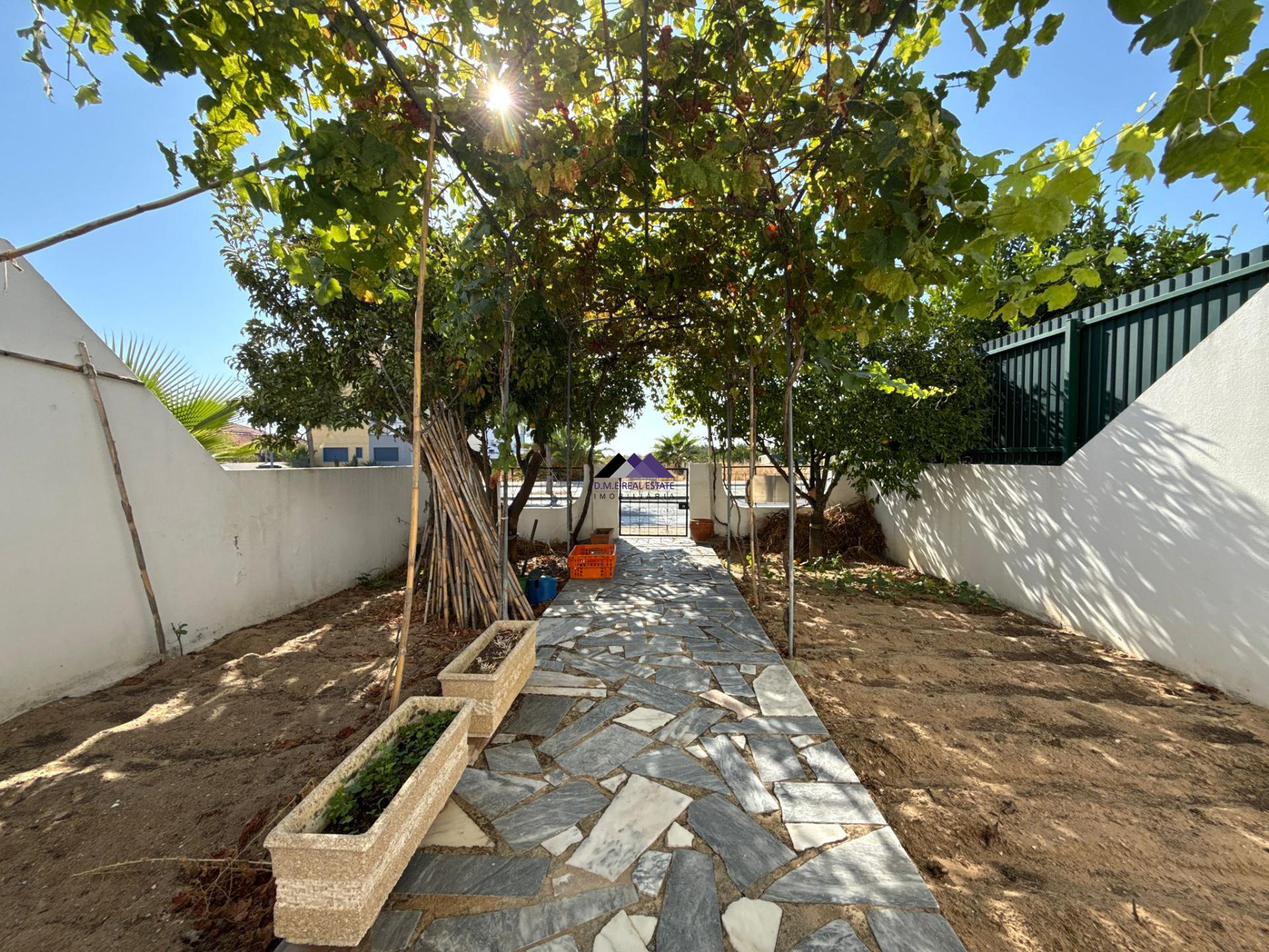 Moradia T3 com Estacionamento Privativo e Dois Logradouros | A 1 km da Praia de Altura | Urbanização Bela Praia
