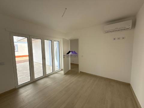 Apartamento T0+1 com Garagem e Acesso Direto à Praia - Manta Rota