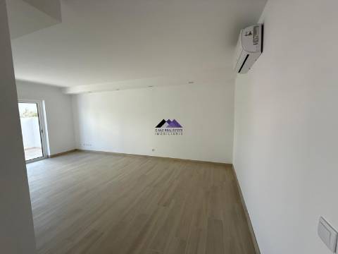 Apartamento T0+1 com Garagem e Acesso Direto à Praia - Manta Rota