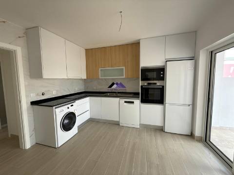 Apartamento T0+1 com Garagem e Acesso Direto à Praia - Manta Rota