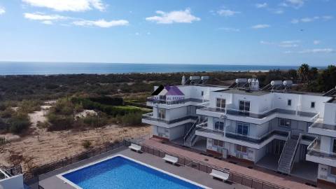 Apartamento T0+1 com Garagem e Acesso Direto à Praia - Manta Rota