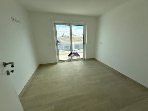 Apartamento T1+1 com Terraços Amplos e Vista Mar - Manta Rota