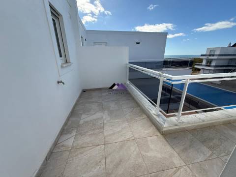 Apartamento T1+1 com Terraços Amplos e Vista Mar - Manta Rota