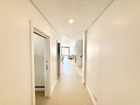 Moradia moderna T3, nova a estrear, situada na prestigiada Urbanização Rias Parque, em Vila Real de Santo António