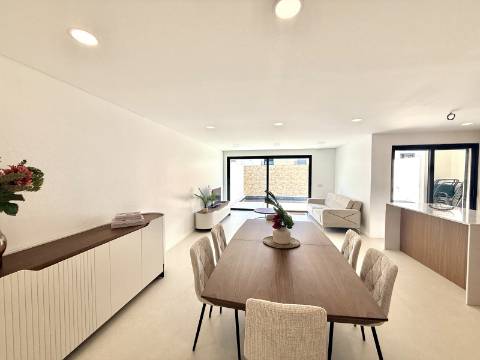 Moradia moderna T3, nova a estrear, situada na prestigiada Urbanização Rias Parque, em Vila Real de Santo António