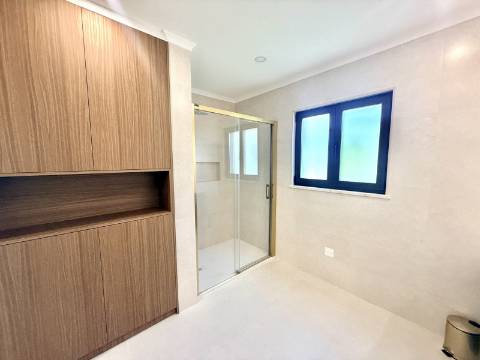 Moradia moderna T3, nova a estrear, situada na prestigiada Urbanização Rias Parque, em Vila Real de Santo António