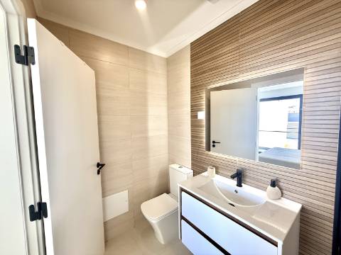 Moradia moderna T3, nova a estrear, situada na prestigiada Urbanização Rias Parque, em Vila Real de Santo António