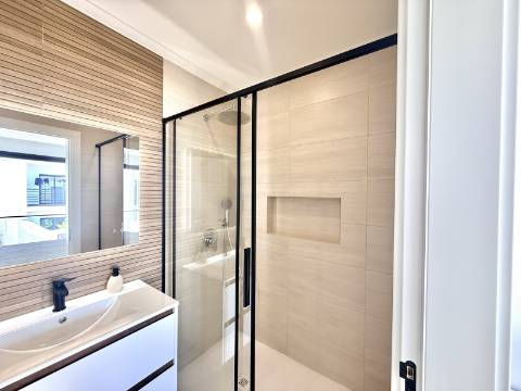 Moradia moderna T3, nova a estrear, situada na prestigiada Urbanização Rias Parque, em Vila Real de Santo António