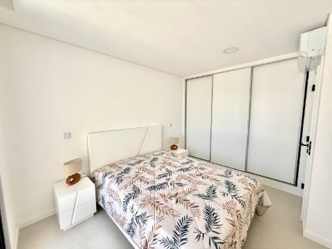 Moradia moderna T3, nova a estrear, situada na prestigiada Urbanização Rias Parque, em Vila Real de Santo António
