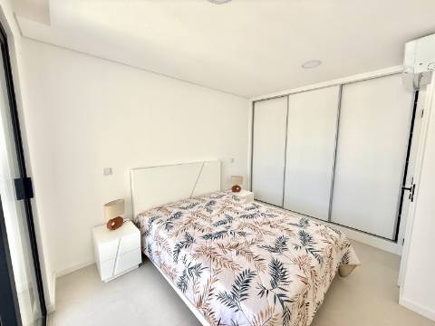 Moradia moderna T3, nova a estrear, situada na prestigiada Urbanização Rias Parque, em Vila Real de Santo António