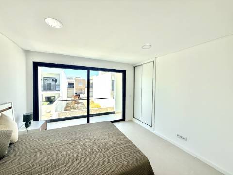 Moradia moderna T3, nova a estrear, situada na prestigiada Urbanização Rias Parque, em Vila Real de Santo António