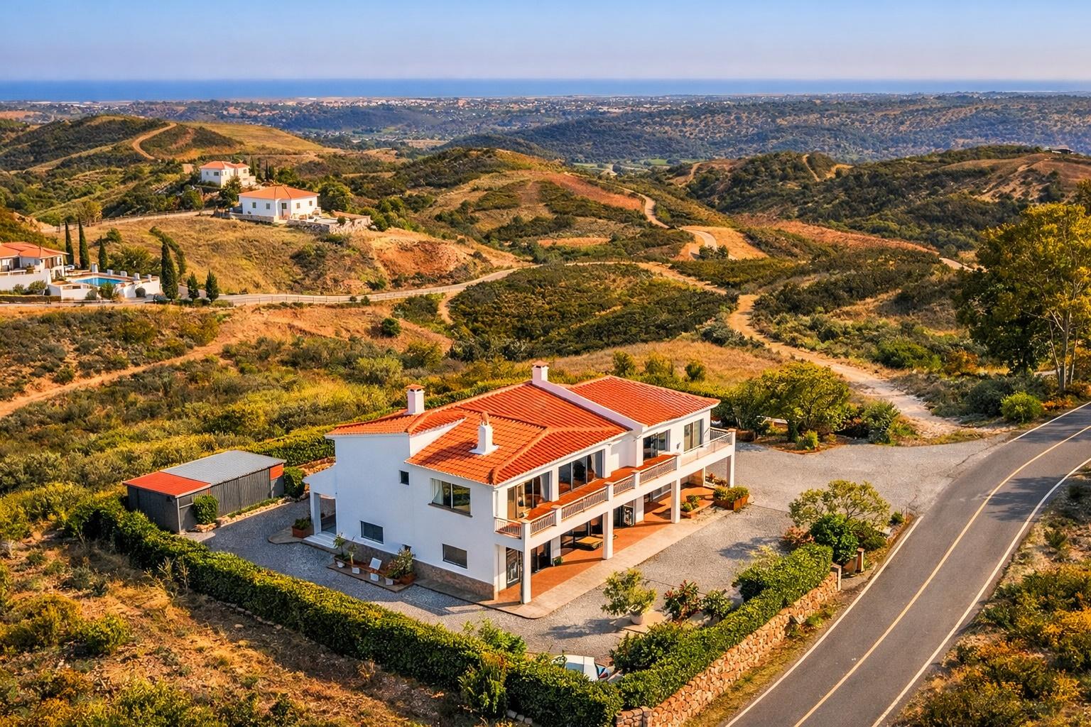 Moradia Independente com Espaço Comercial | Terreno Misto de 4.590 m² | A 12 Minutos de Tavira