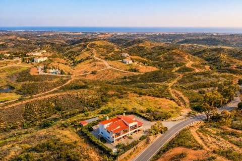 Moradia Independente com Espaço Comercial | Terreno Misto de 4.590 m² | A 12 Minutos de Tavira