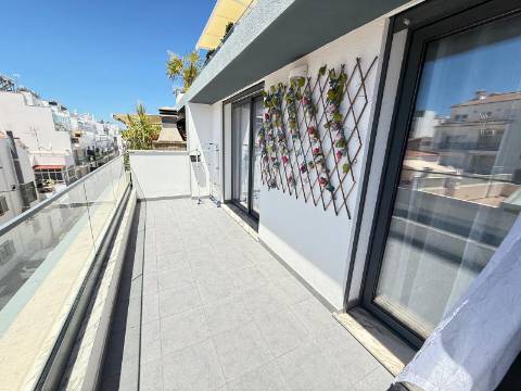 Duplex T1+1 Moderno com Terraço e Varandas - a 350m da Praia em Monte Gordo