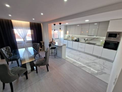 Apartamento T3 c/garagem e aproveitamento do Sotão