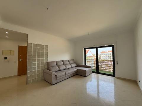 Apartamento T2 - Amora c/ Arrecadação
