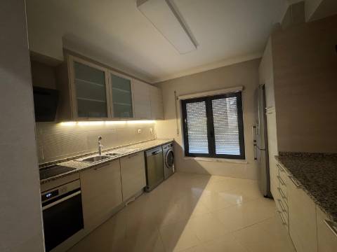 Apartamento T2 - Amora c/ Arrecadação