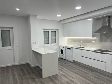 Apartamento T2 remodelado Corroios