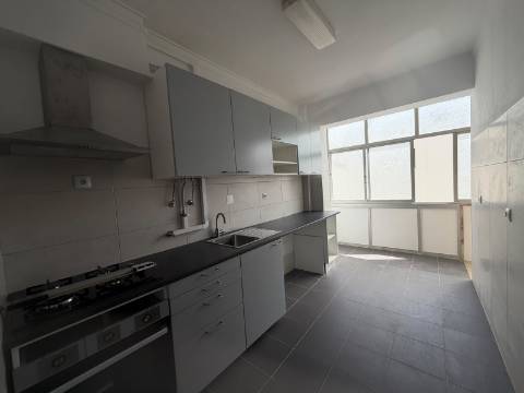 Apartamento T2 c/lugar de garagem na Cruz de Pau