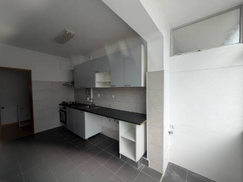 Apartamento T2 c/lugar de garagem na Cruz de Pau
