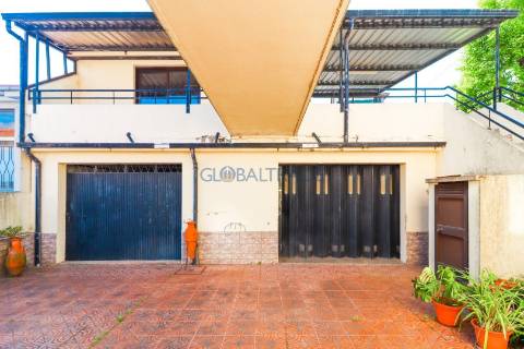 Moradia T4 convertida em Bifamiliar em São Cosme