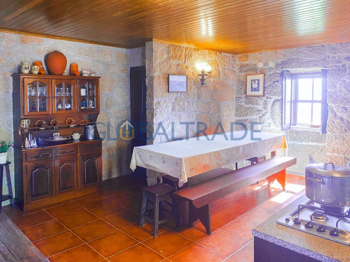 Quinta com 1.595m² vinhas & Moradia T1 em Pedra – Baião