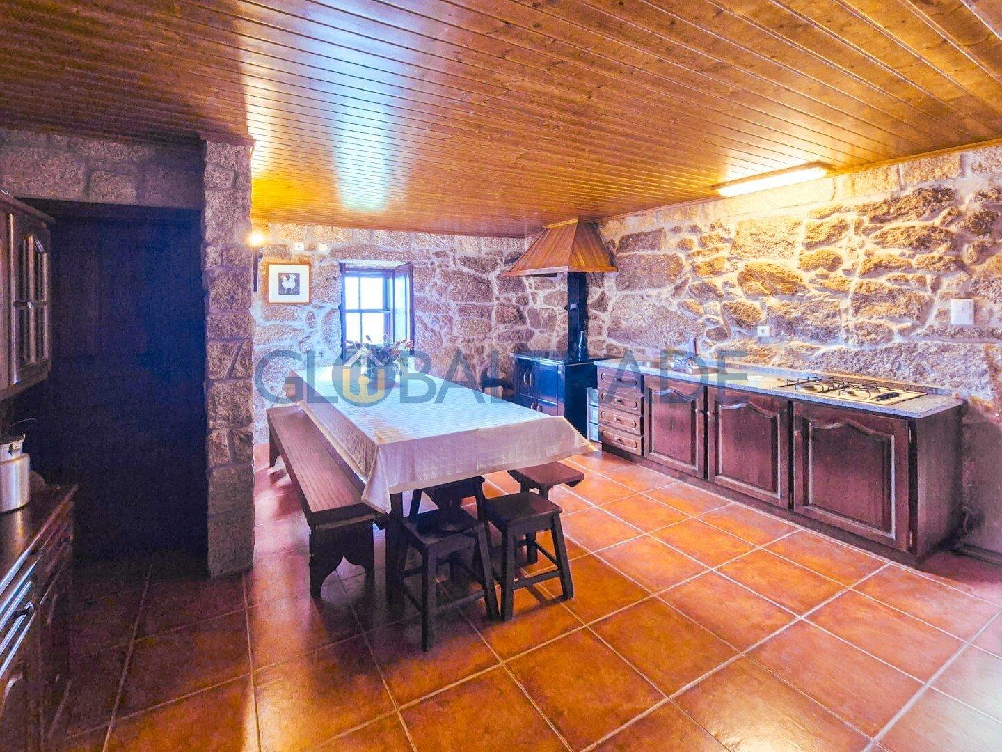 Quinta com 1.595m² vinhas & Moradia T1 em Pedra – Baião