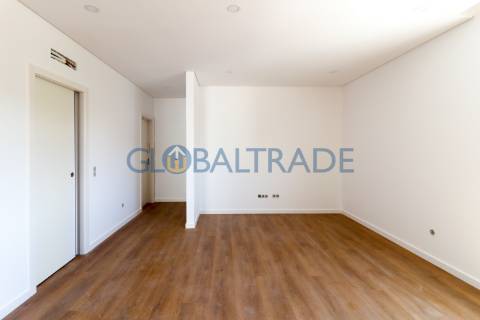 Andar de Moradia T2 Renovado & Equipado em Valbom