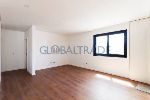 Andar de Moradia T2 Renovado & Equipado em Valbom