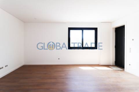 Andar de Moradia T2 Renovado & Equipado em Valbom