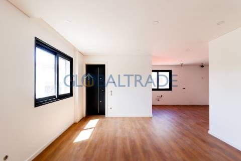 Andar de Moradia T2 Renovado & Equipado em Valbom