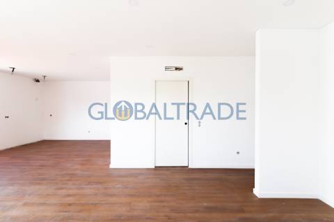 Andar de Moradia T2 Renovado & Equipado em Valbom