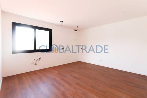 Andar de Moradia T2 Renovado & Equipado em Valbom