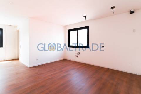 Andar de Moradia T2 Renovado & Equipado em Valbom