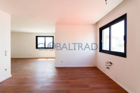 Andar de Moradia T2 Renovado & Equipado em Valbom