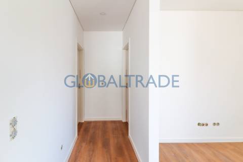 Andar de Moradia T2 Renovado & Equipado em Valbom