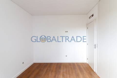 Andar de Moradia T2 Renovado & Equipado em Valbom