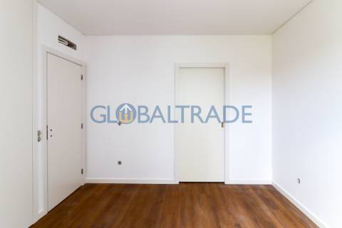 Andar de Moradia T2 Renovado & Equipado em Valbom