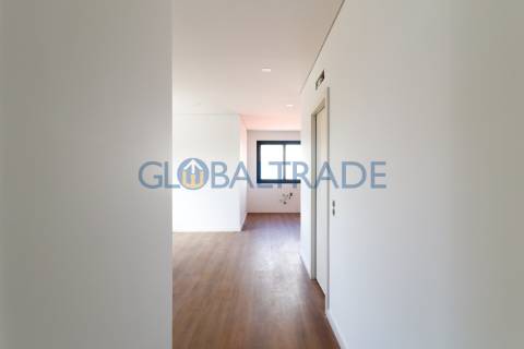 Andar de Moradia T2 Renovado & Equipado em Valbom